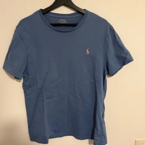 Polo Ralph Lauren tröja - T-shirt från polo ralph lauren i storlek L. 