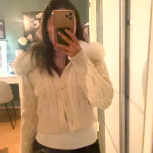 Vit stickad kofta med knappar - Superfin vit stickad kofta med knappar framtill, jag har tyvärr tappat två av knapparna, men det är inget man tänker på. Den är sparsamt använd. Priset kan diskuteras!!