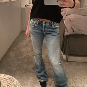Blå bootcut jeans W25 L32 - Säljer ett par snygga blå bootcut jeans i bra skick. Jeansen har en bekväm passform och en fin färg!💕💕