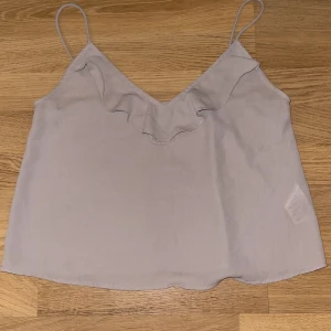 Blus - Säljer en blus i färgen beige. Den är från Gina, änvänd 2-3 gånger. Stlk xs