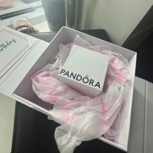 pandora ring ❤️ - säljer min pandora ring i minsta storleken. säljer pga av att ja fått den men nu inte kan ha kvar den. knappt använd och ask o presentlådan finns kvar ❤️ original priset är ca 900? kom med prisförslag ❤️❤️