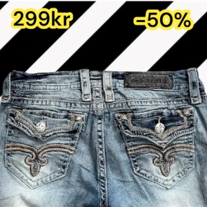 Rock revival jeans  - • storlek w28 • Mått: Längd: 95cm Innerbenslängd: 76cm midjebredd: 37cm  lårbredd: 24cm  Benöppning: 18cm • OBS! Färgen är mer lik andra bilden, hål på höger knä. • Perfekta Julklappen🎄• Vid frågor, meddela här! 💙 