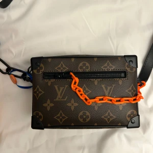 Louis Vuitton Mini Soft Trunk Bag SS19 - Väskan är designad av Virgil Abloh från kollektion SS19. Det tillkommer både lådan och dustbag. Lådan är dock i inte i så bra skick, kan skicka fler bilder om det önskas på den. Har även kvitto!