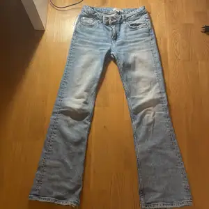 Säljer ett par snygga blå jeans från Gina Tricot i storlek 146. Säljer dem då jag har växt ut dem. Det finns lite hängande trådar på byxorna, men inget som är väldigt synligt då dem mest är på insidan av byxorna. (Jag står inte för frakten)