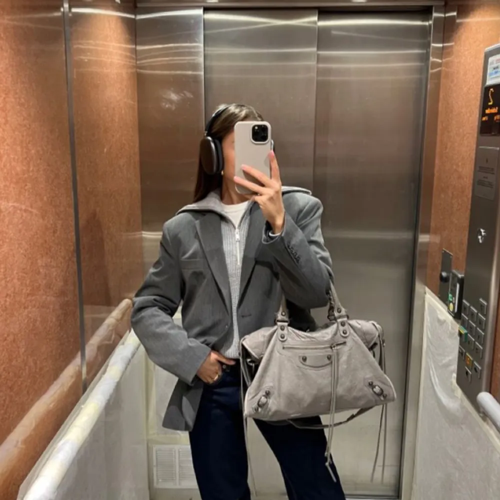 Säljer nu min älskade Balenciaga city bag, som jag köpt på Vestiaire. Den är autentiserad via dom, se bild 5, samt i väldigt bra skick. Den är älskad, har en trasig spegel men inga andra skador. 💕 Säljer då jag behöver pengarna…. Väskor.