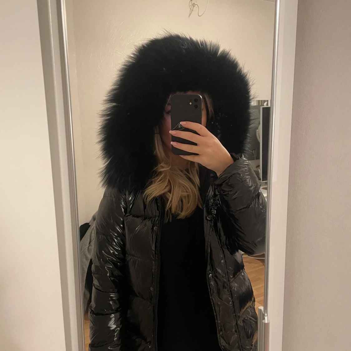 Svart glansig pufferjacka med pälshuva - 90