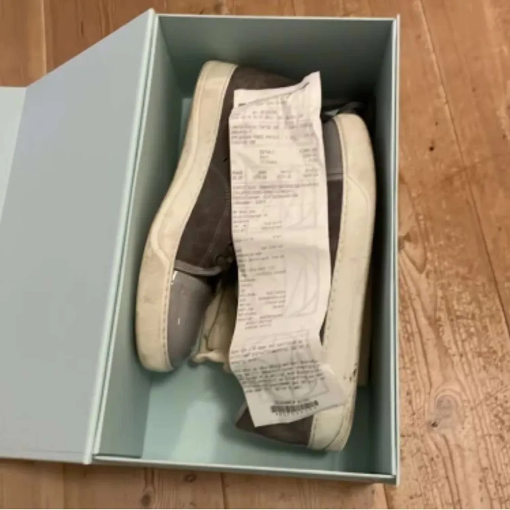 Säljer ett par stilrena grå sneakers från Lanvin i mycket bra skick. Skorna har använts typ 10 gånger, satt dom är som nya! Kvitto, box och dustbag följer med.. Skor.