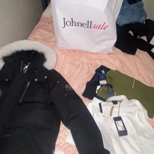 Moose knuckles 3q äkta vit päls vinterjacka  - Säljer en moose knuckles vinterjacka i nyskick köpt vintras på johnells, endast testat. Har kvitto samt tagg osv. Storlek L svårt o få tag på denna modellen då Johnells har slutat sälja dessa pga den riktiga pälsen. Skicka gärna bud