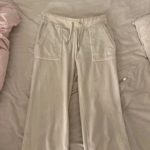 Beige mjukisbyxor med snörning - Säljer ett par superbekväma beige mjukisbyxor i bra skick. De har en skön loose passform och är perfekta för chill dagar hemma. Byxorna har praktiska fickor fram och bak, samt en snörning i midjan för bästa passform. Perfekta för höst och vintermys!