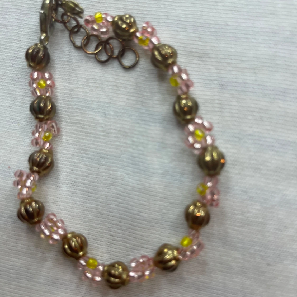 Armband med pärlor och metallkulor - 90