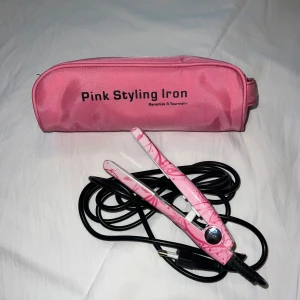 Rosa mini plattång med fodral - Mini plattång med ett matchande fodral. Plattången har ett snyggt mönster och är perfekt för att styla håret med keramisk och turmalin-teknologi. Fodralet är praktiskt för förvaring och resor. Endast testad