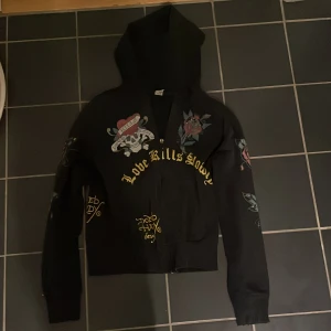 ed hardy zip up - super snygg ed hardy zip up storlek s!! Har små kristaller på och text/tryck. äkta ed hardy skriv om ni har fler frågor 💞