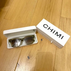 Solglasögon från CHIMI - Snygga solglasögon från CHIMI i modellen 004