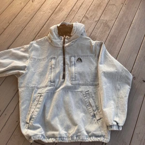 Supreme nike ACG jacka - Supreme nike acg denim pullover i storlek M, ganska använd men i bra skick, nypris~4000