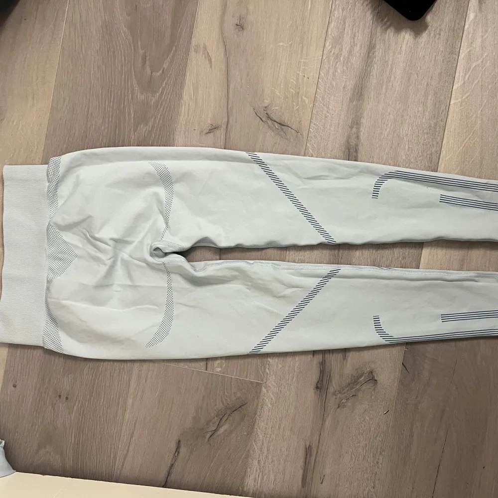 Aldrig använt! Skönt och stretchigt material. Kan även säljas var för sig. Topp S och tights XS. Säljs inte längre då det var en limited edition kollektion.. Sportswear.