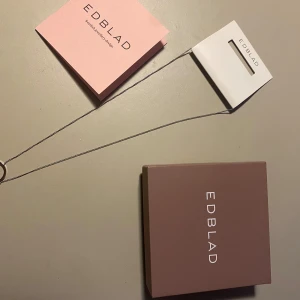 Edblad Sprillansnytt Silverhalsband PG5 - Fick i Studentpresent, helt oanvänd och jättefin. Medföljer presentlåda. Orginal pris 349 men säljer för 220. 