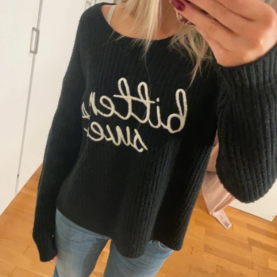 Svart stickad tröja med text - 90