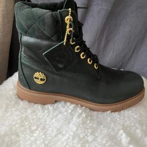 Snygga gröna kängor från Timberland limited edition i skinn med robust sula och klassisk snörning. Perfekta för höst och vinter med sitt slitstarka material och stilrena design. De har en quiltad krage för extra komfort och Timberlands ikoniska logga i guld på sidan. Perfekta för både stad och natur! Kan tänkas byta mot Canada goose jacka i rimligt skick obs dessa skor är endast använda en gång 