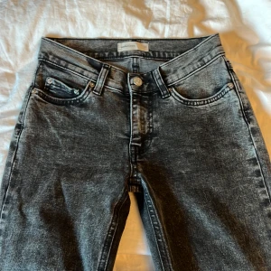 Svarta low waist jeans i bootcut-stil - Säljer ett par snygga svarta jeans från Ginatricot storlek 32. De har en klassisk bootcut-stil och är low waist. Har bara använt två gånger men säljer för att de är för små💓