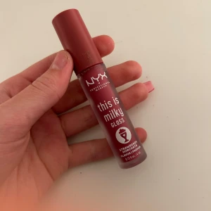 NYX This is Milky Gloss - Säljer ett NYX This is Milky Gloss i färgen Strawberry Horchata. Det är ett läppglans med en mjuk och krämig konsistens som ger en fin rosa nyans. Perfekt för en naturlig look med lite extra glans. Använd endast ett par gånger, så det är nästan som nytt! har endast testat på handen