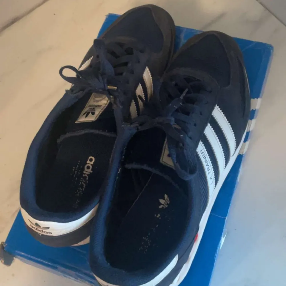 Säljer ett par snygga Adidas L.A. Trainers. Storlek 45 men passar 44. Hör av er vid frågor. Använda 2 gånger, skick 9/10.  Perfekt för allting.. Skor.