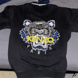 Svart sweatshirt från Kenzo - En snygg Helt oanvänd kenzo tröja. Nypris 2000kr (pris kan diskuteras)