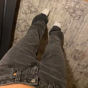 Säljer ett par snygga grå bootcut jeans i storlek 31. Låg midjade. Fint skick!💗(för att informera så är de stora på mig och jag håller in de lite i midjan på bilderna, så att inga missförstånd uppstår) bara att skriva vid frågor! 