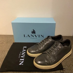 Lanvin skor - Grå sneakers från lanvin. Skorna kommer med originalkartong och dustbag. Storlek 43.                                Boglioli, aspesi, lardini