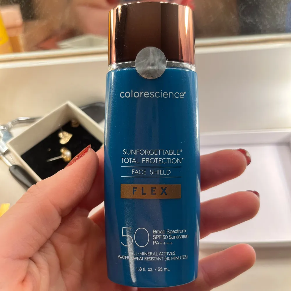 Skydda huden med Colorescience Sunforgettable Total Protection Face Shield FLEX. Den har SPF 50 och är vattenresistent i 40 minuter. Perfekt för medium hudtoner och ger ett jämnt skydd mot solens strålar. Innehåller mineralaktiva ingredienser för optimal hudvård. Använd ca 2 gånger så typ allt kvar!🥰. Skönhet.