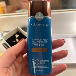 Colorescience Sunforgettable Total Protection Face Shield - Skydda huden med Colorescience Sunforgettable Total Protection Face Shield FLEX. Den har SPF 50 och är vattenresistent i 40 minuter. Perfekt för medium hudtoner och ger ett jämnt skydd mot solens strålar. Innehåller mineralaktiva ingredienser för optimal hudvård. Använd ca 2 gånger så typ allt kvar!🥰