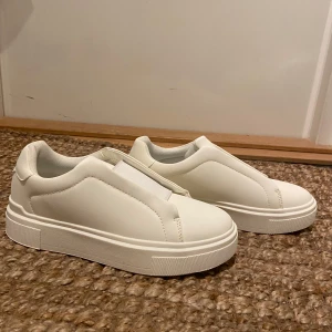 Vita sneakers i syntetmaterial - Helt nya Snygga vita sneakers, aldrig använda. 🤍🤍