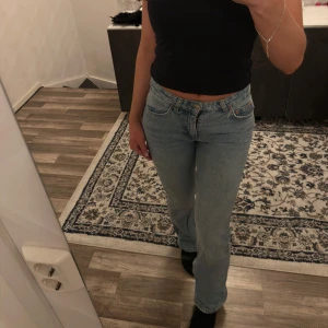 Blå jeans - Säljer ett par blåa jeans från ginatrico! De är väldigt snygga o i mycket bra skick! ☺️