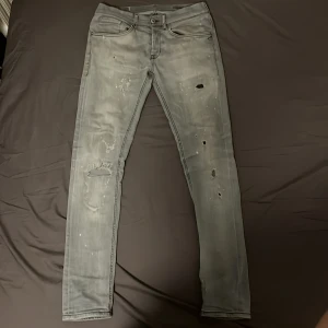 Dondup jeans - Tja! Säljer ett par gråa dondups som jag ej vill ha kvar. Byxorna har ett rejält hål mellan benen därför säljer jag dom för 700kr då ny pris är 3200kr. Förutom hålet så är skicket 9/10. Om du har några frågor så är det bara att skriva. Pris kan diskuteras! 🤗