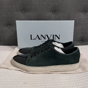 Gröna lanvins - Säljer ett par gröna lavins i mocka med svart tå och vit sula. De har en klassisk snörning och är i hyfsat bra skick. De här är en gammal bild av skorna kom privat för nya bilder!