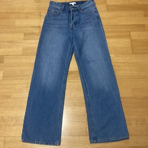 Blå jeans från H&M - Säljer ett par snygga blå jeans från H&M i storlek 36. De har en hög midja och en wide fit. Mycket bra skick. Priset kan diskuteras!