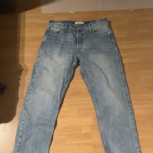 Säljer ett par snygga blå jeans från Jack & Jones i modellen Loose/Chris. De är i mycket bra skick och har en avslappnad passform. Perfekta för en casual look🕺! Tveka inte på att fråga frågor