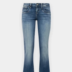 Blå bootcut jeans från LTB - Säljer ett par snygga blå bootcut jeans från LTB. De har en klassisk femficksdesign och är i mycket bra skick. Perfekta för vardag!!🙌🏻 Hör av dig vid frågor!!💕