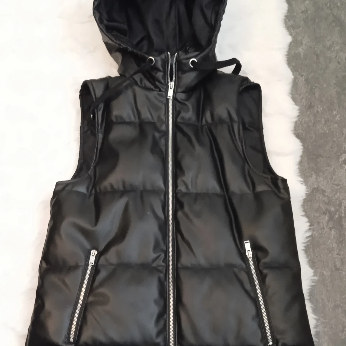 Svart dunväst med huva - 90