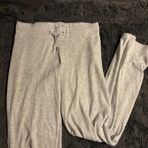 Grå mjukisbyxor från Gina Tricot - Superbekväma grå mjukisbyxor från Gina Tricot i storlek 158/164. Super fina och bekväma men tyvärr så var de för korta för mig så kan inte ha dom.🩶Jag skickar snabbt och det är bara att höra av sig vid frågor🤍