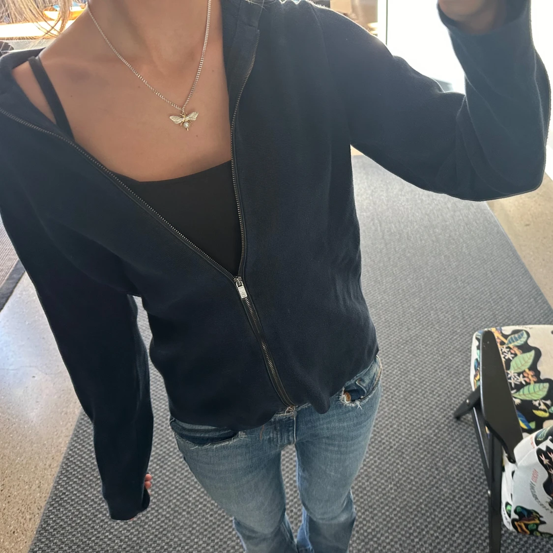 Mörkblå hoodie med dragkedja