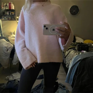 Ljusrosa stickad tröja - säljer denna fina stickade tröja från gina tricot. Inte använd jätte mycket o är i väldigt fint skick💕