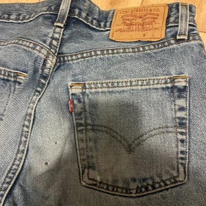 levis jeans - gamla levis jeans i modell 501, några defekter på baksidan och vid benen, men i övrigt fint skick, osäker på storlek men skulle säga att de är en s/m 