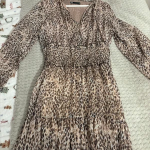 klänning - jättefin klänning i leopard från Zara i storlek XS, använd typ 2 gånger 💕