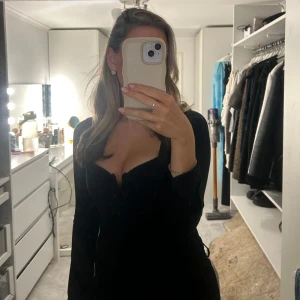 Svart långärmad topp från Bik Bok - Säljer en snygg svart långärmad topp från Bik Bok i storlek S. Toppen har en v-ringad design med rynkdetalj framtill som ger en fin passform. Perfekt för både vardag och fest!