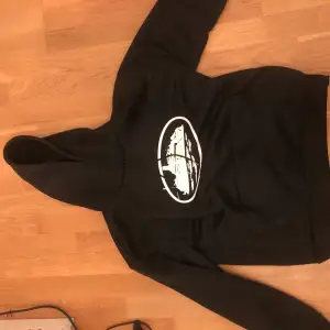 Säljer en svart corteiz hoodie. Använt ett fåtal gånger storlek S men passar även M. 