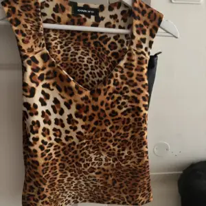 Snygg leopardmönstrad topp vintage från Only. Den är ärmlös och v-ringad. Använd en gång men är helt i nyskick! 💕