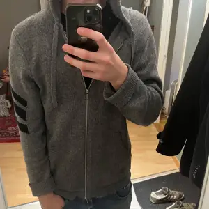 Säljer en grå Kashmir hoodie från Zadig Voltaire. Storleken är M och passar så 🙌🏼. Nypriset ligger runt 5000-6000 och säljs inte längre. Skick 9/10, knappt använd och inga synliga defekter✅. Pris kan diskuteras. Frakt på 1-2 dagar. ✅📦