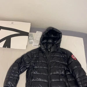 Svart dunjacka från Canada Goose - Köpt på NK för 6500kr, kvitto och påse medföljer! Storlek Large. Mycket bra skick och sparsamt använd, röker inte! Kan frakta och även mötas upp Kungsbacka-Göteborg.