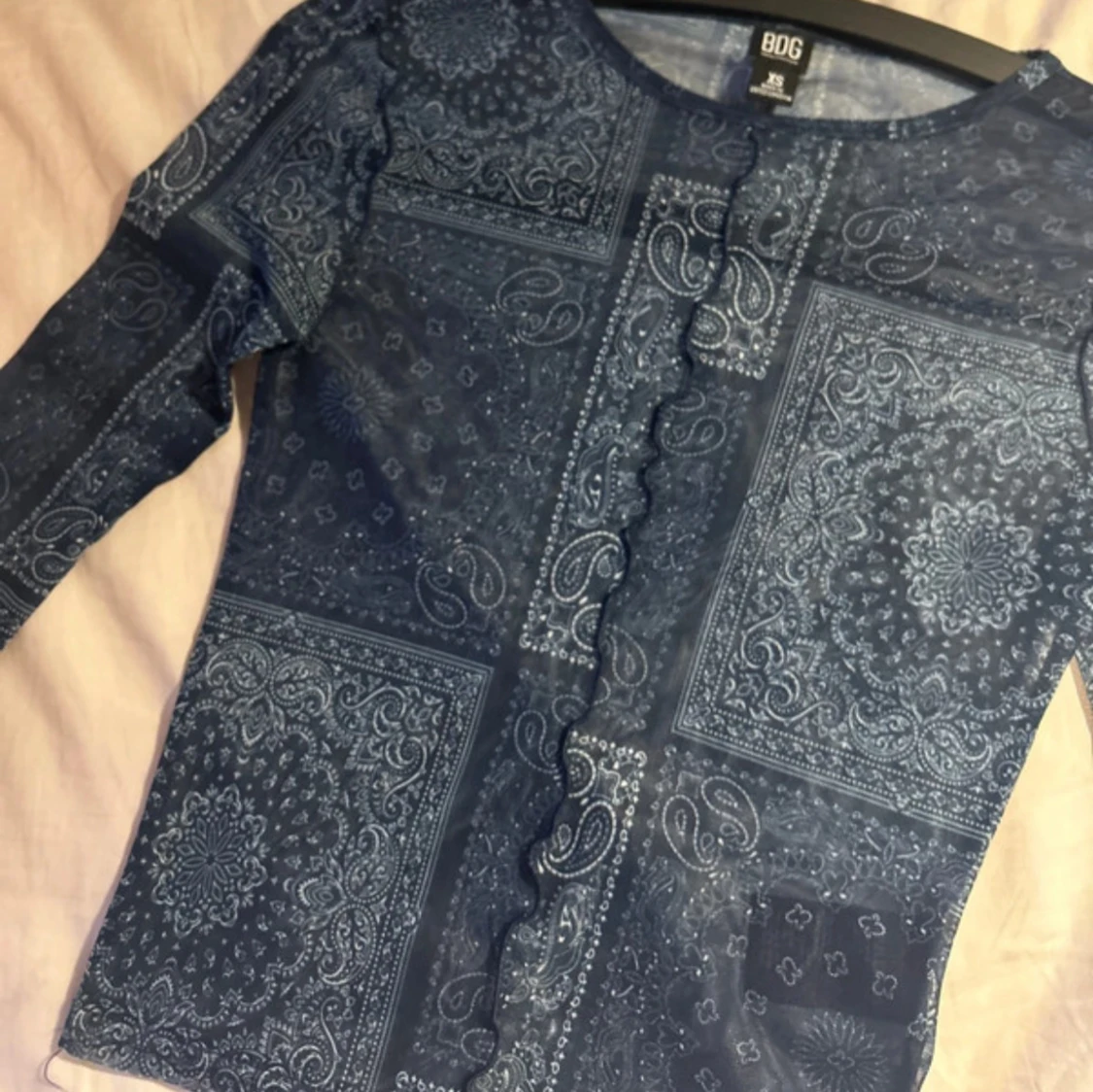 Mönstrad blå topp från BDG - 90