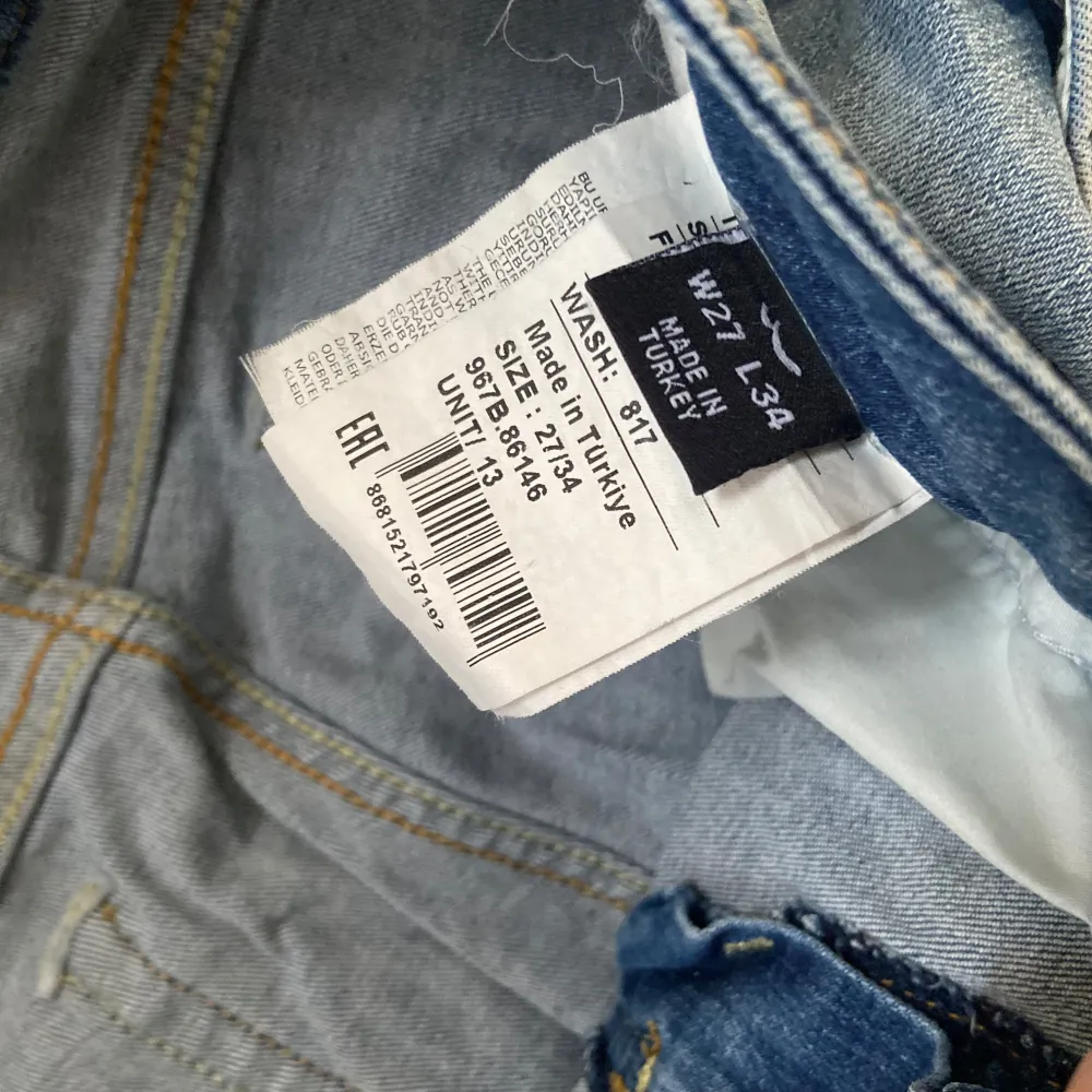 Säljer ett par snygga lågmidjade flared jeans från LTB i bra skick. Säljer då dem är för stora/långa för mig så dem är nästan helt nya! . Nypris är 800kr men säljer för häften💕. Jeans & Byxor.